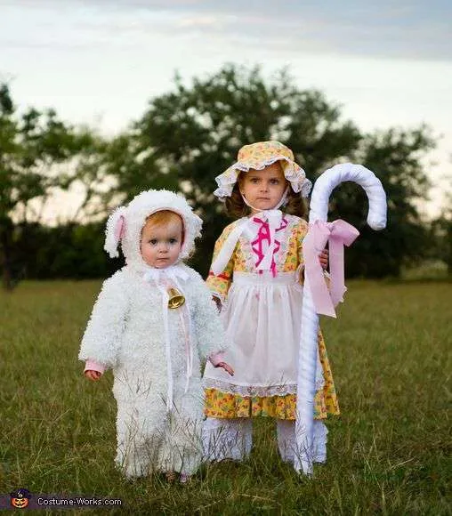 Halloween costumes for sisters: little bo peep and a sheep