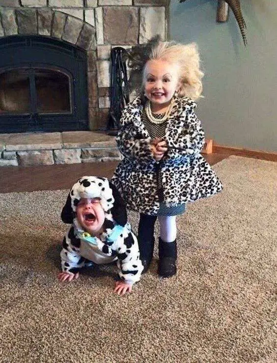 Halloween costumes for sisters: Cruella and a dalmation puppy