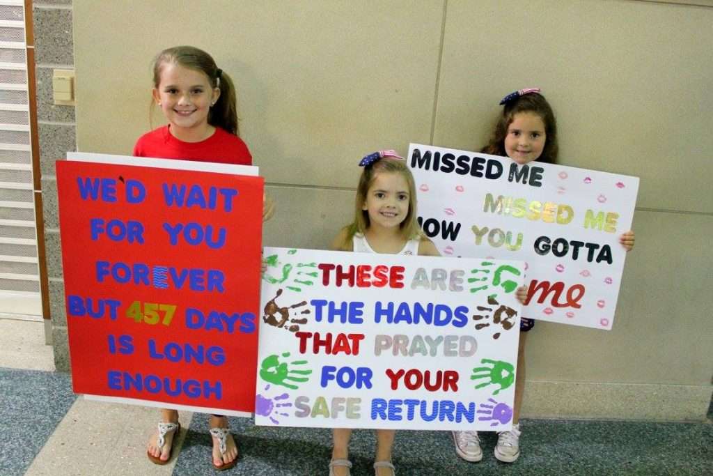 deployment homecoming sign ideas