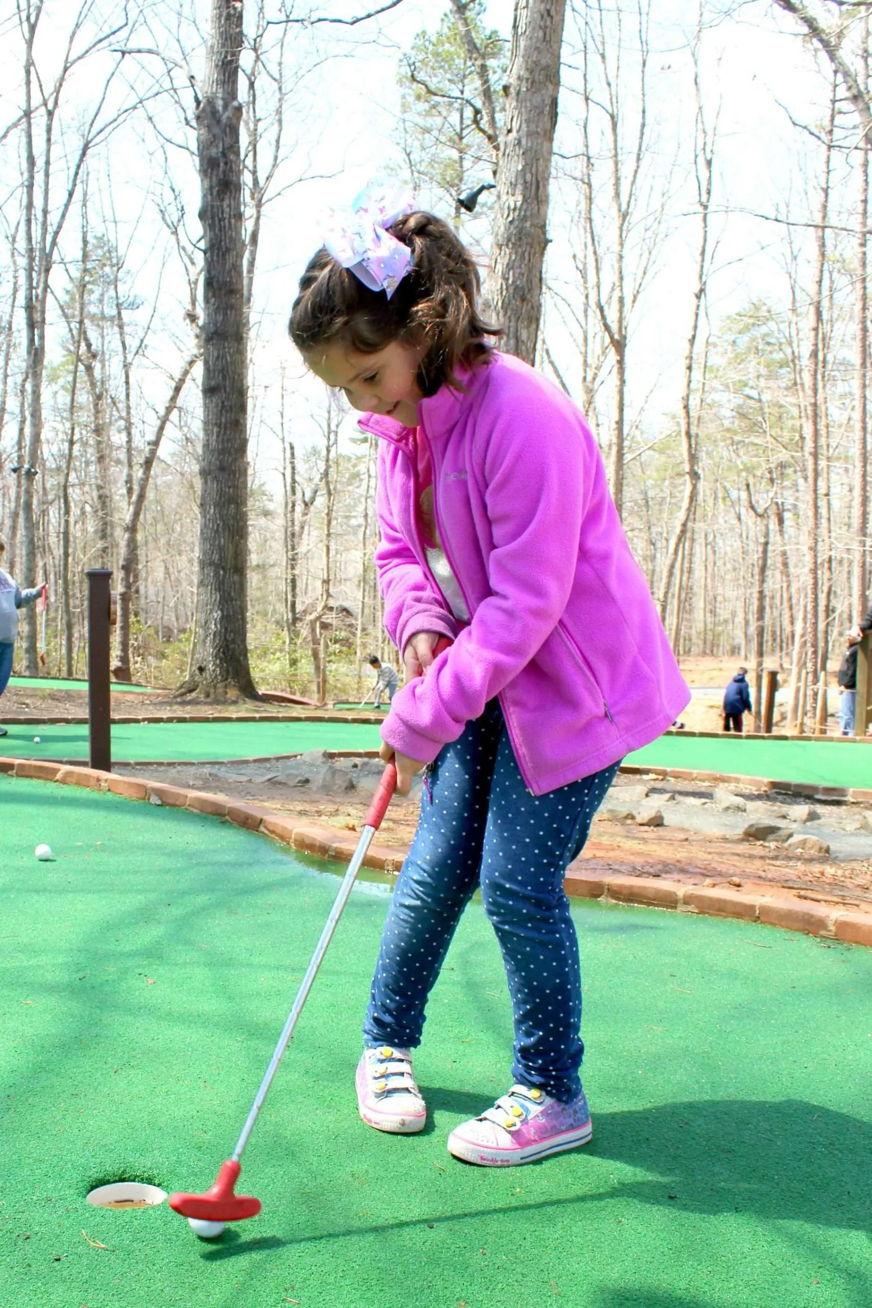 girl playing mini-golf at Shenandoah Crossing