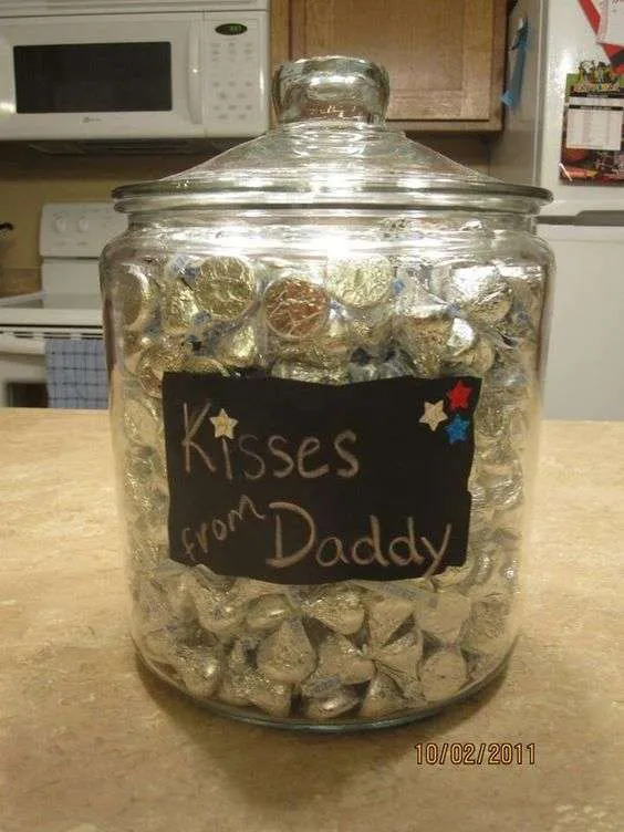 Deployment Wall Ideas: a kiss a day while daddy's away