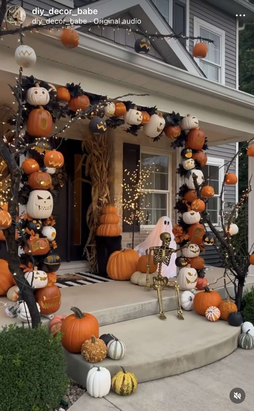 Halloween porch ideas: pumpkin arch 