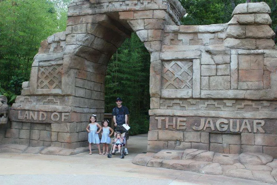 Things to do at Fort Johnson: Take the kids to the Alexandria Zoo.